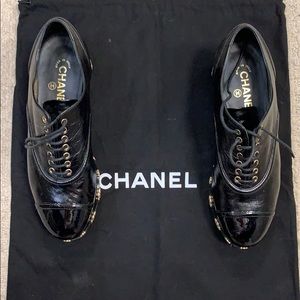 🌟Chanel black platform with gold camellia details